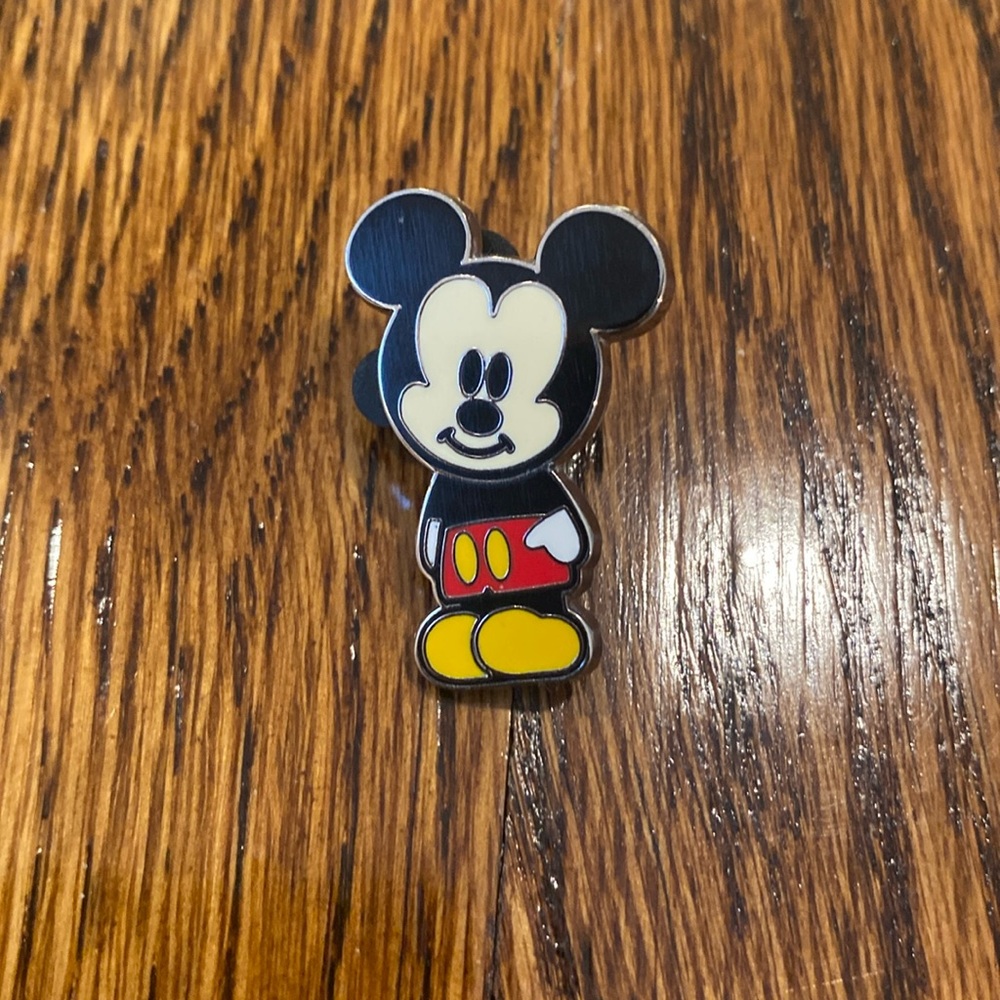 Disney Parks Baby Mickey Mouse Pin        lapel pins trading collectible